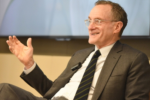 하워드 막스(78) 오크트리캐피털 회장이 지난달 24일(현지시간) 미국 뉴욕 오크트리 사무실에서 열린 한국 언론과의 공동 인터뷰에서 질의에 답하고 있다.  [에이미 메이즈(Amy Mayes) 포토그래피 제공]